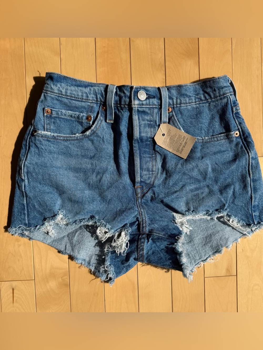 Levi’s high rise jean shorts women’s size 26 NWT